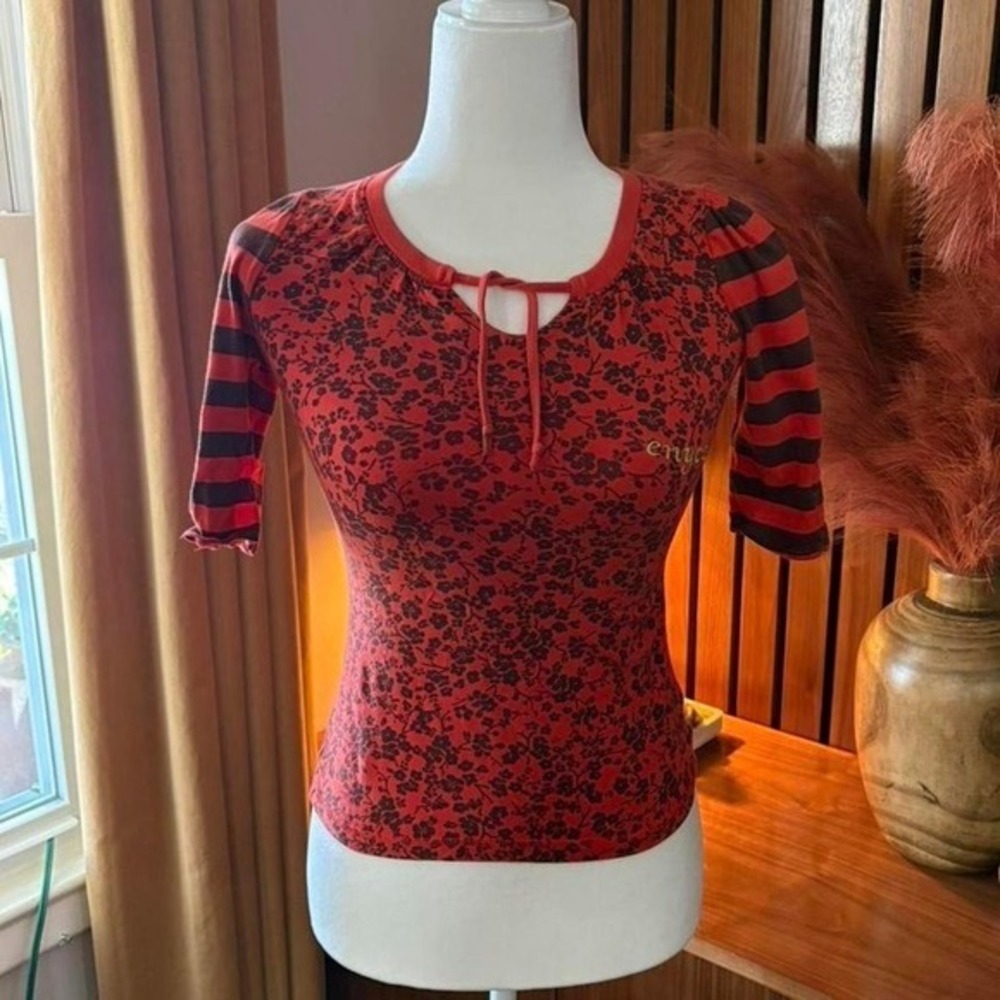 Vtg 00s/Y2K Enyce Womens Red Black‎ Floral Striped Keyhole Neck 3/4 Sleeve Top